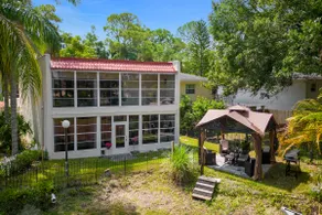 Unique Glass House/ 7 Min Legoland/ Sleeps 7 - Image 3