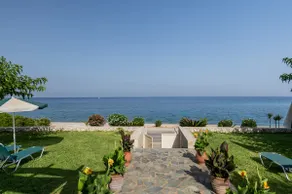 Orianthi's Beachfront Home - Image 2