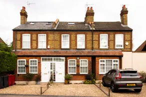 Quaint Renovated Victorian Cottage with Back Garden - Image 2