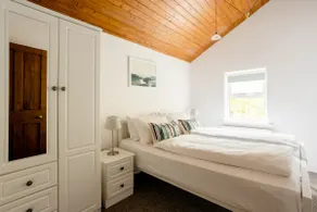 Quaint Renovated Victorian Cottage with Back Garden - Image 4