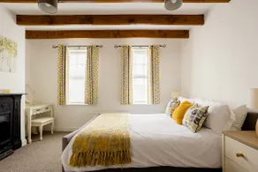 Quaint Renovated Victorian Cottage with Back Garden - Image 3