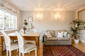 Detached Cottage & Parking Close to University - Image 2