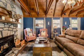 Cozy Pine Cottage–Lake Pass-Walk to Lake & Village - Image 4