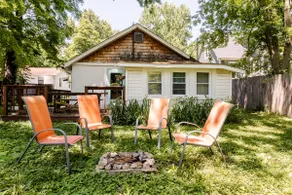 Artsy Cottage—King bed, Pet-friendly, Fenced yard - Image 2