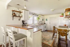 Artsy Cottage—King bed, Pet-friendly, Fenced yard - Image 4