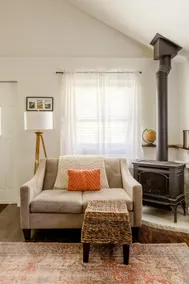 Artsy Cottage—King bed, Pet-friendly, Fenced yard - Image 3