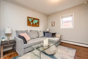 Spacious One Bedroom Queen Bed Inner City Stay - Image 3