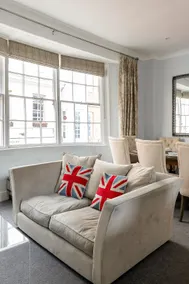Walk to Windsor Castle from a Charming Period Townhouse - Image 4