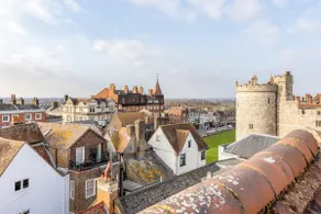 Walk to Windsor Castle from a Charming Period Townhouse - Image 3