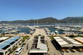 Sea view for this renovated marina duplex. - Image 2