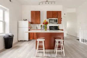 Spacious Mural Apartment with Tall Ceilings and Fresh Vibes - Image 5