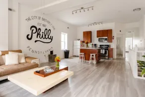 Spacious Mural Apartment with Tall Ceilings and Fresh Vibes - Image 3