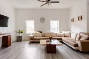 Spacious Mural Apartment with Tall Ceilings and Fresh Vibes - Image 4