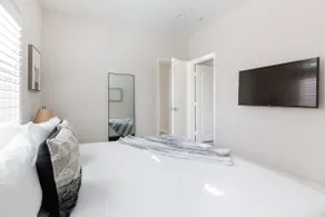 Stay Four - Relaxing Townhome Near Downtown LA - Image 3