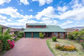 Bayside house, Flower garden, Quiet street, - Image 2