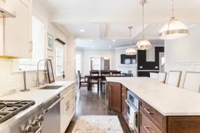 Queen Anne Victorian in Excellent Location - Image 5