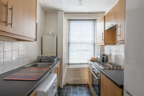 Old Town Apartment, Bright & Airy, Slees 6 - Image 3
