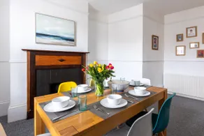 Old Town Apartment, Bright & Airy, Slees 6 - Image 2