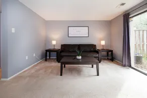 Spacious 3 Level Townhome in Columbia - King Bed! - Image 5