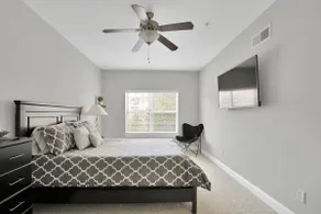 Chic Apt | 15 mins to Airport | City Skyline View - Image 4