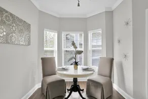 Chic Apt | 15 mins to Airport | City Skyline View - Image 5