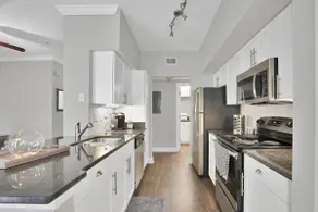 Chic Apt | 15 mins to Airport | City Skyline View - Image 2