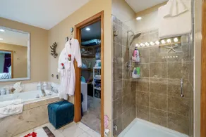 Amazing VIEW & Private Entry/Jetted Tub near Falls - Image 3