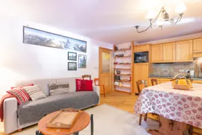 WARM and COZY STEPS AWAY FROM CREST CABLEWAY - Image 2