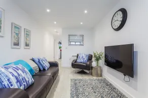 LUXURY 1 BED  FLAT  WITH GARDEN  - 2 MINS WALK TO RIVER  -  DOG FRIENDLY - Image 3