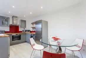 LUXURY 1 BED  FLAT  WITH GARDEN  - 2 MINS WALK TO RIVER  -  DOG FRIENDLY - Image 5