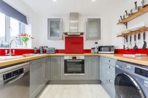 LUXURY 1 BED  FLAT  WITH GARDEN  - 2 MINS WALK TO RIVER  -  DOG FRIENDLY - Image 4