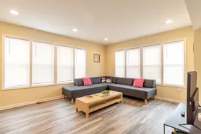 Urban Chic 4BR Perfect for Families-w/Parking! - Image 5