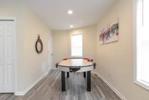 Urban Chic 4BR Perfect for Families-w/Parking! - Image 4