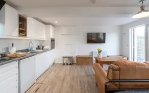 Posh self contained studio apartment with parking. - Image 3