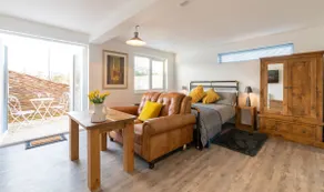Posh self contained studio apartment with parking. - Image 2