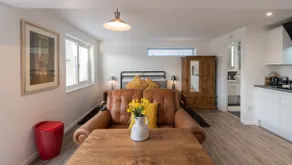 Posh self contained studio apartment with parking. - Image 5