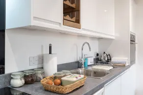 Posh self contained studio apartment with parking. - Image 4