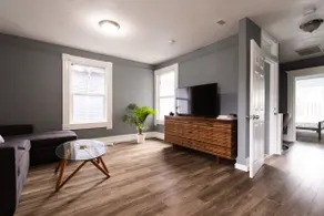 Charming 2 Bedroom Apartment - Image 3