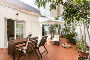 Botanical terrace meets vibrant city center - Image 2