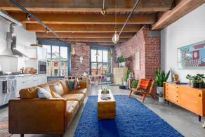 Live like a local in historic Gastown! - Image 2