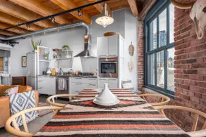 Live like a local in historic Gastown! - Image 4