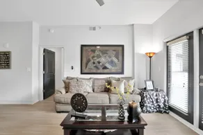 Lux Apt ✨ w/ City Skyline View - Image 2