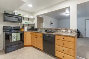 COZY BASEMENT APARTMENT - PRIVATE ENTRANCE - NEAR PARK - Image 2