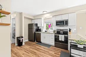 Spacious 1BR Flat, Workspace, King Bed - Image 3