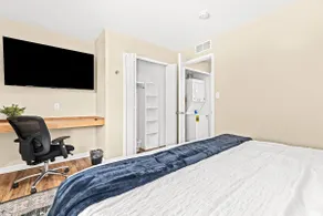 Spacious 1BR Flat, Workspace, King Bed - Image 4
