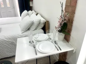 Great Studio near Luton Airport - SUPER HOST 3 YEARS RUNNING! - Image 3
