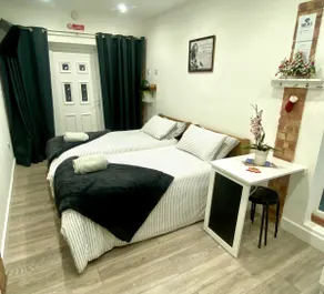 Great Studio near Luton Airport - SUPER HOST 3 YEARS RUNNING! - Image 2