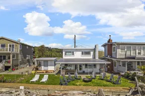 Modern Waterfront Driftwood Shores Beach House - Image 2