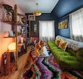 Dollhouse Northeast — Glam, Iconic & Walkable - Image 3