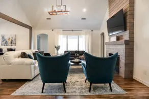 The Cozy Modern 4 Bedroom - Image 4
